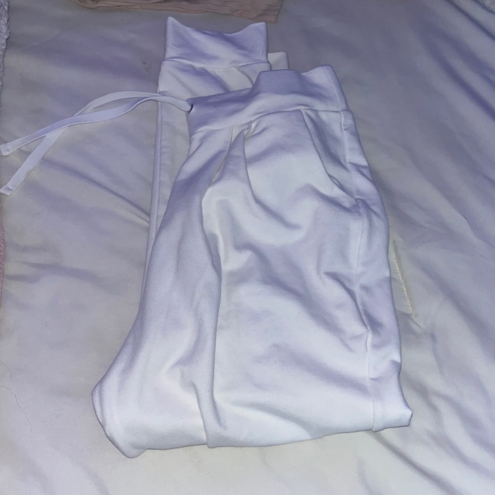 WOMENS WHITE SWEATPANTS!
